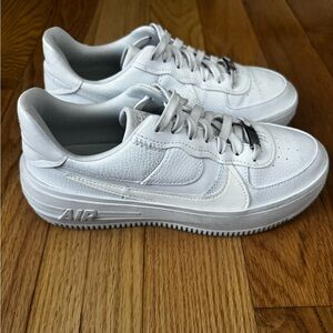 Women’s Nike Air Sneakers in White